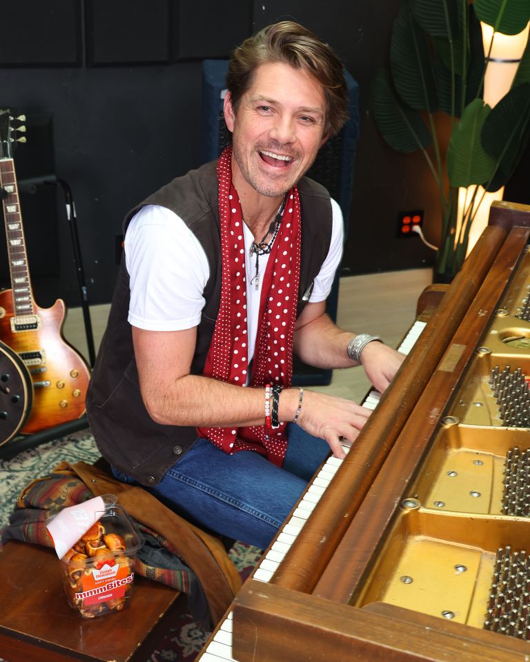 Taylor Hanson Sings New Version of ‘90s Hit ‘MMMBop’ for Nostalgic New Project