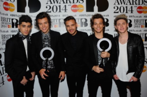 LONDON, ENGLAND - FEBRUARY 19: Zayn Malik, Harry Styles, Liam Payne, Louis Tomlinson and Niall Horan of One Direction, winner of the British Video and Global Success BRIT awards, pose in the winners room at The BRIT Awards 2014 at 02 Arena on February 19, 2014 in London, England. (Photo by Anthony Harvey/Getty Images)