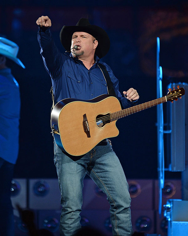 Garth Brooks Performing