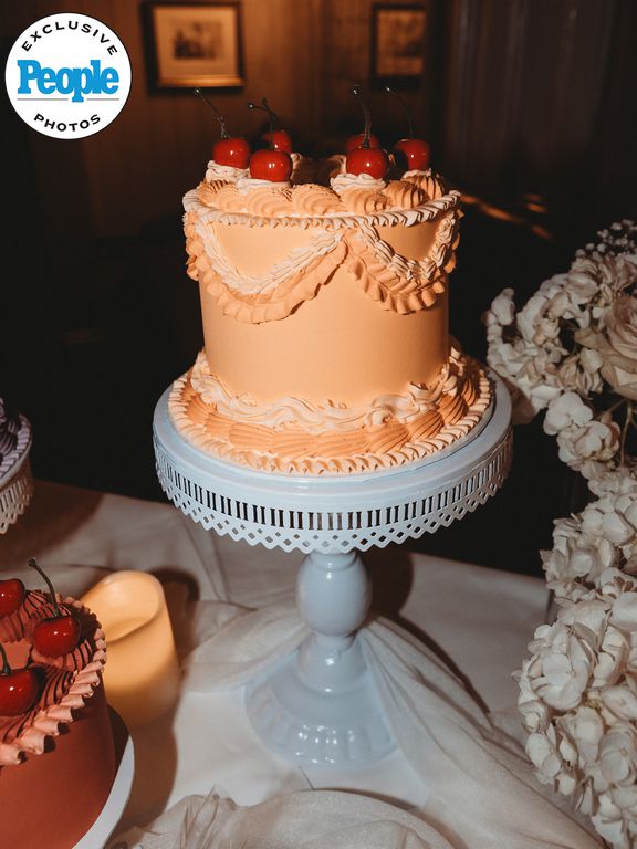 Bride Makes 7 Wedding Cakes 2 Days Before Her Wedding