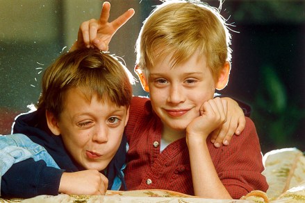 MACAULAY CULKIN AND BROTHER KEIRAN
MACAULAY CULKIN AT HOME WITH HIS FAMILY - 1990