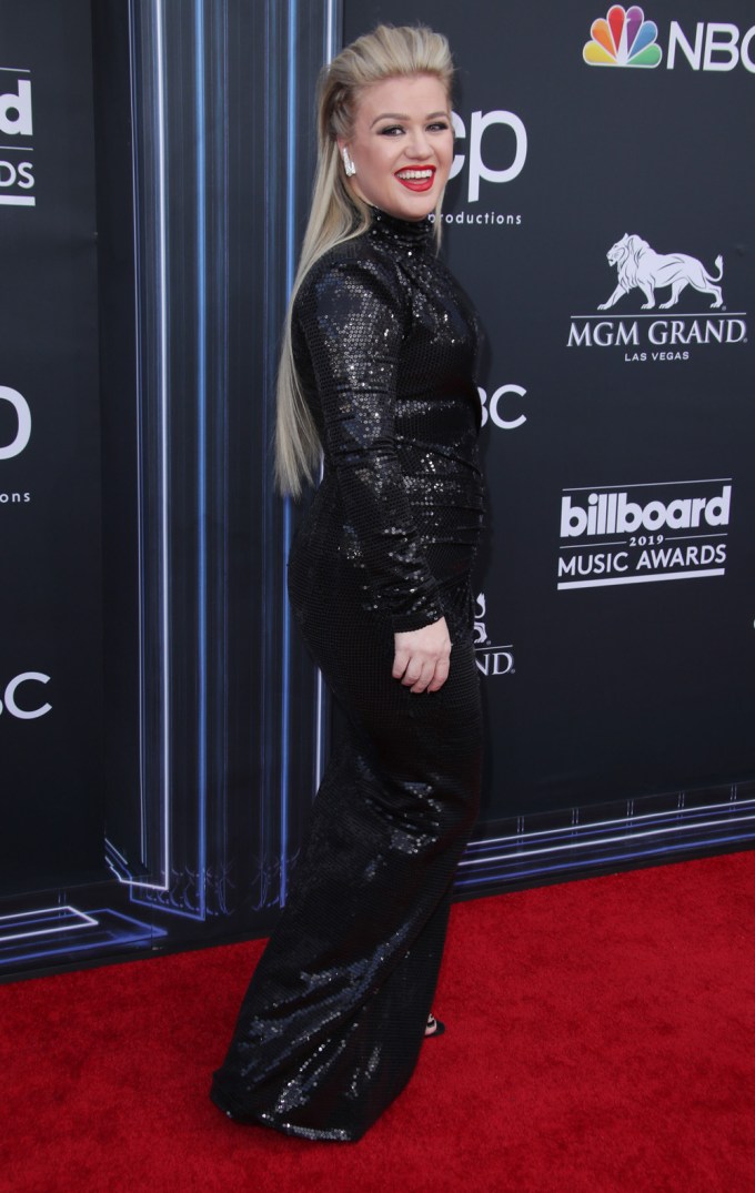 Kelly Clarkson on the red carpet at the 2019 Billboard Music Awards