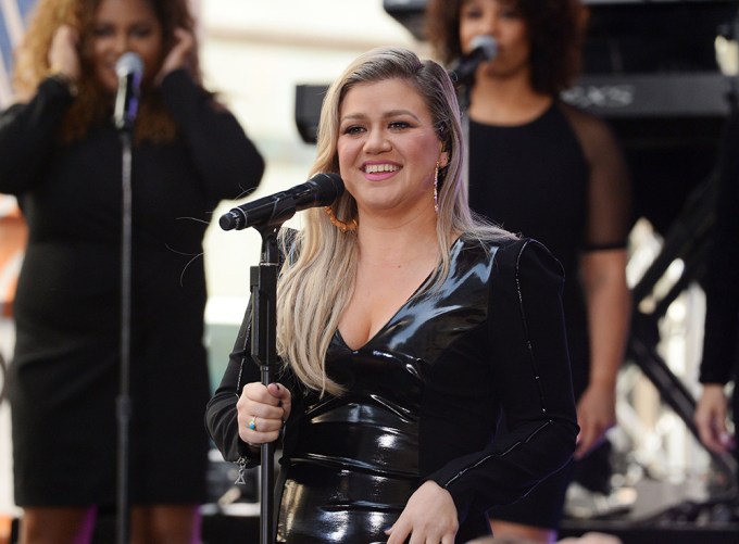 Kelly Clarkson rocks a black dress on ‘The Today Show’