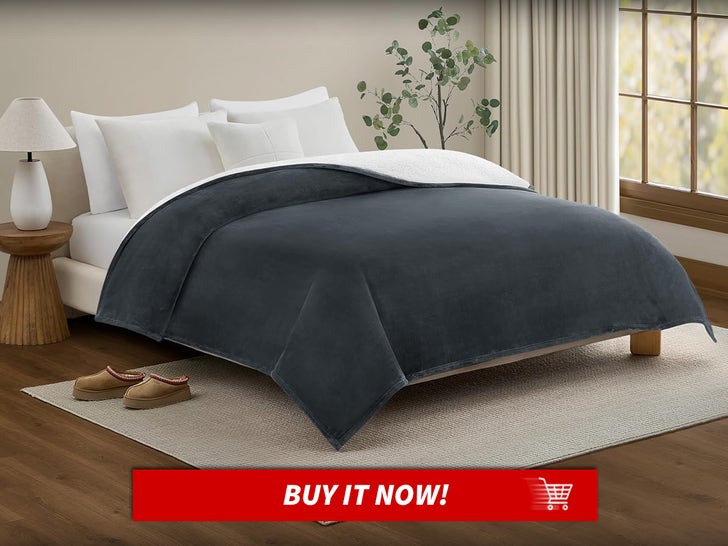 UGG-Ariana-Full-Queen-Blanket-Fleece-Fluffy-Oversized-Blanket-Black-Friday-Week-Cozy-For-Holidays-MAIN