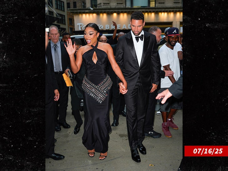 Megan Thee Stallion & Klay Thompson Flaunt PDA in NYC sub getty swipe 3