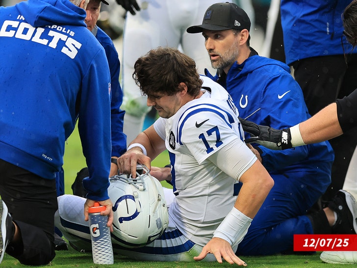 daniel jones injury sub getty swipe