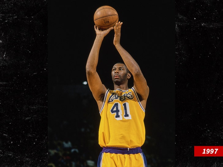 elden campbell sub getty swipe 1