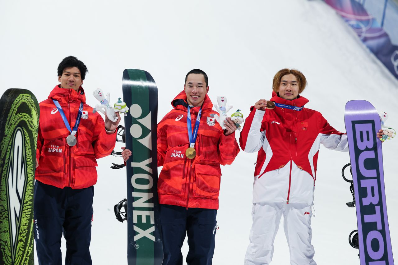 (L-R) Ryoma Kimata, Kira Kimura and Su Yiming show off their medals after the men's snowboard big air final at the 2026 Winter Olympics on Feb. 7. An Lingjun/CHINASPORTS/VCG via Getty
