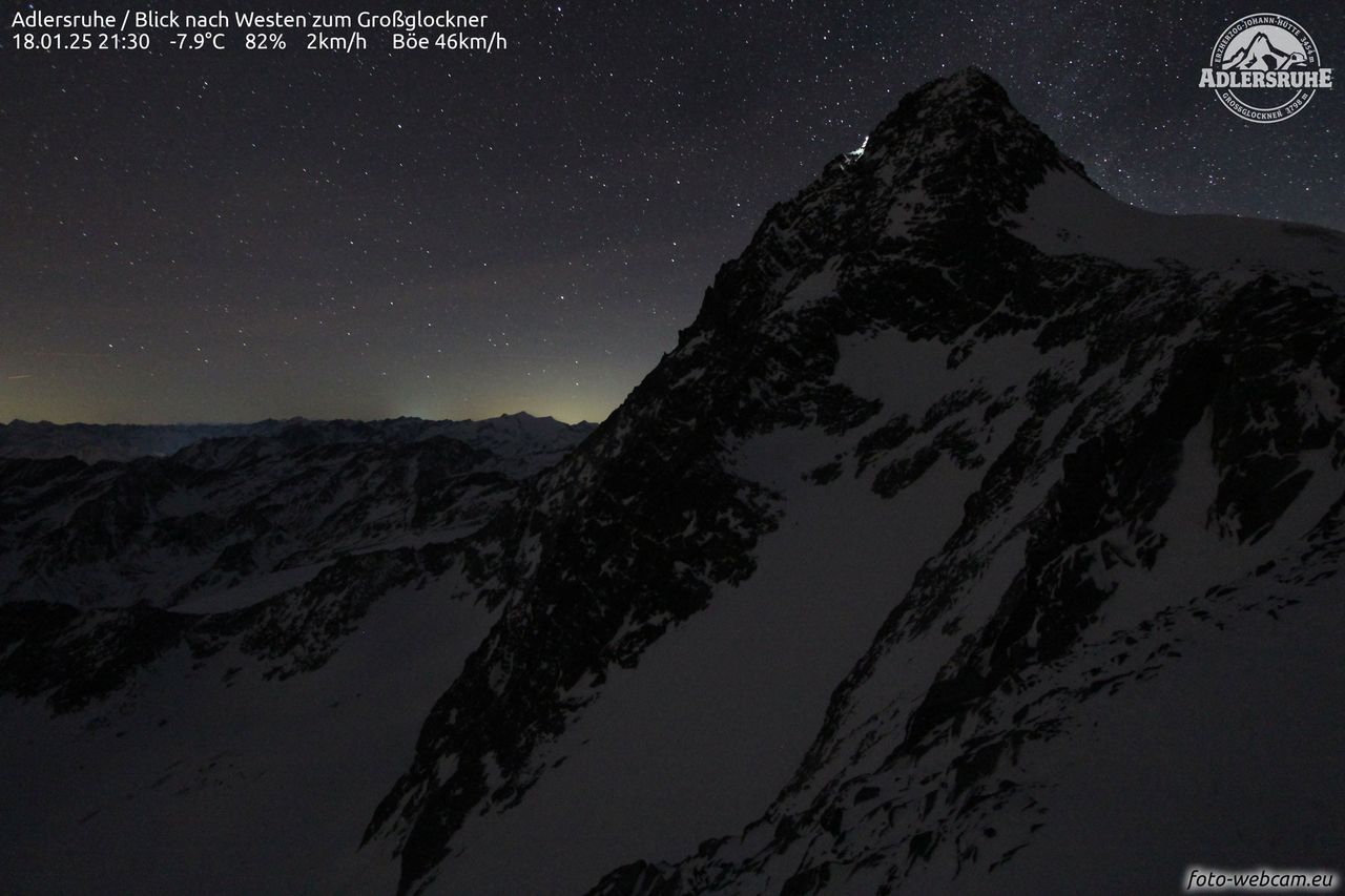 Footage shows the couple's emergency lights glowing during their ascent on Jan. 18, 2025 foto-webcam.eu