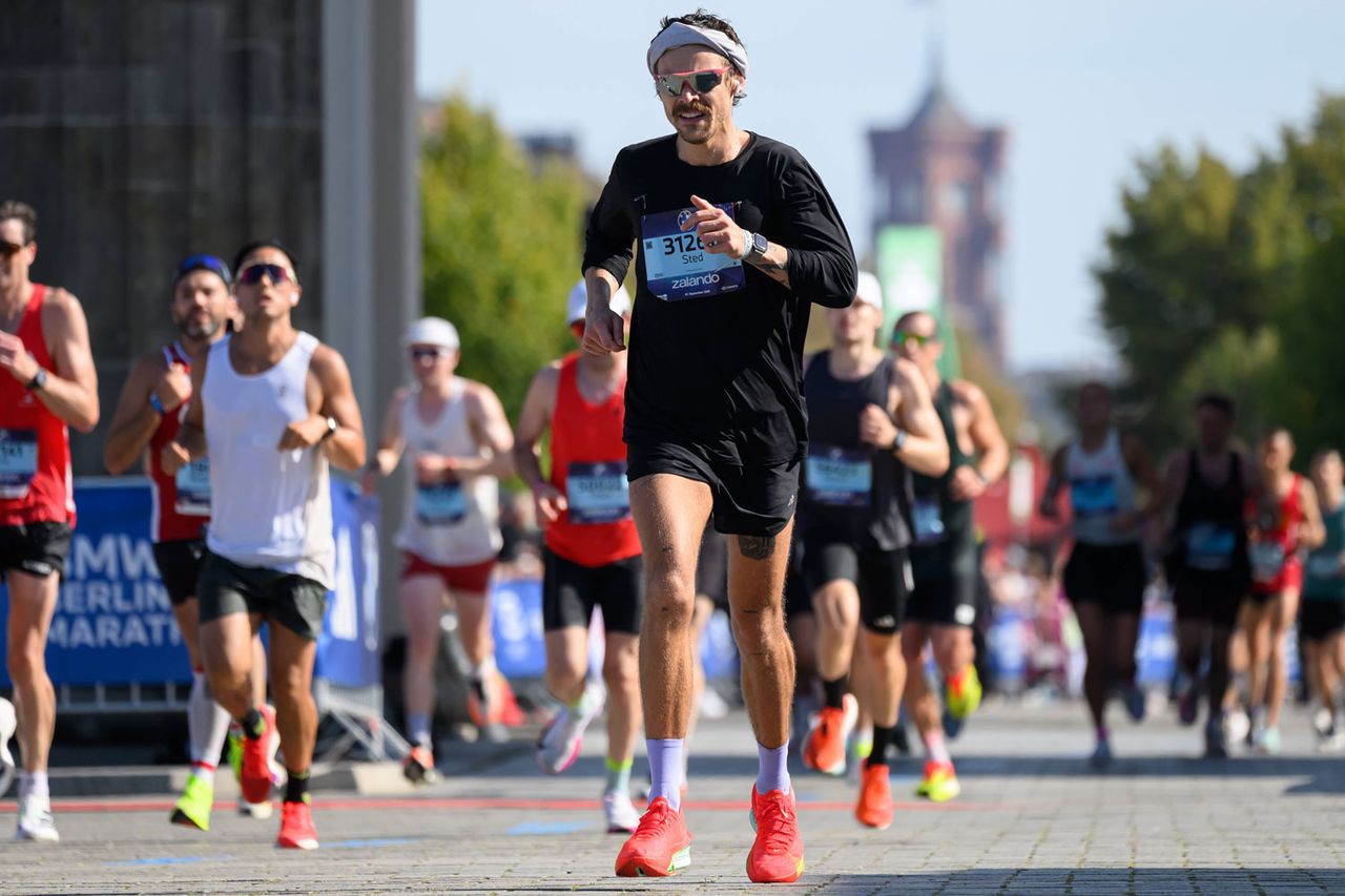 HARRY STYLES, 31, running in the 51 BMW Berlin Marathon, in Berlin. Harry Styles runs the Berlin Marathon in September 2025.Credit: Petko Beier/IMAGO/ZUMA Press