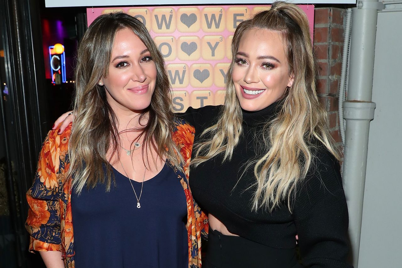 Haylie Duff and Hilary Duff attend the Launch of Words with Friends 2 at Norah Restaurant on November 9, 2017 in West Hollywood, California. Haylie Duff and Hilary Duff in Los Angeles in November 2017 Rich Polk/Getty
