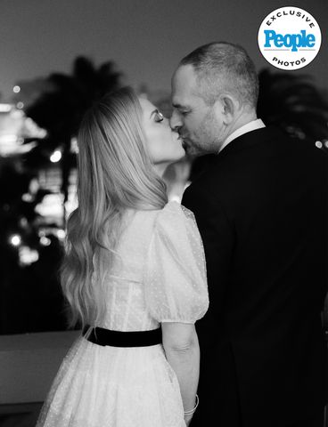 Leslie Grossman and Sascha Penn Wedding Leslie Grossman and Sascha Penn kissing Parker Burr