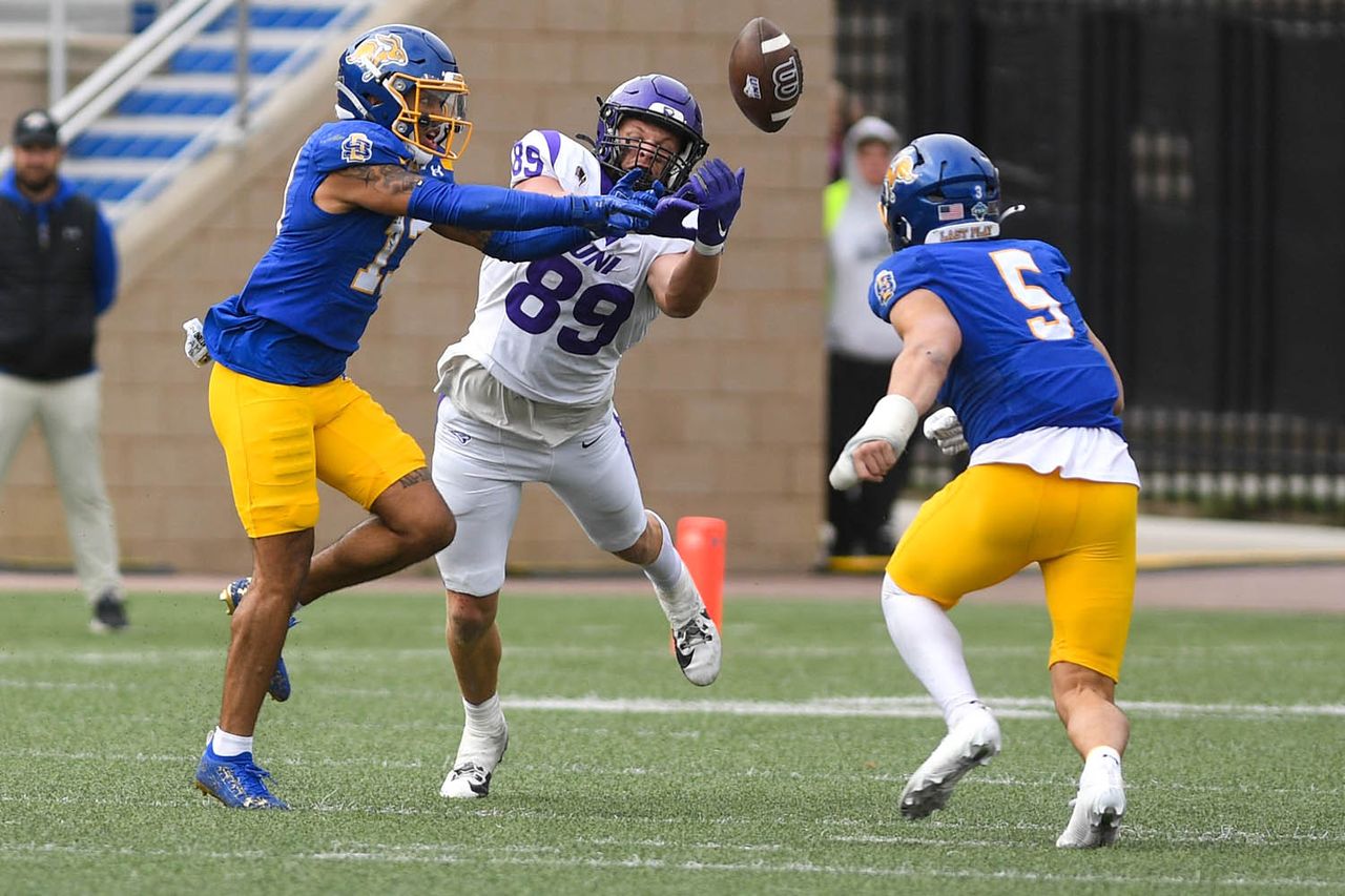 Parker Sutherland playing football. Samantha Laurey / Argus Leader / USA TODAY