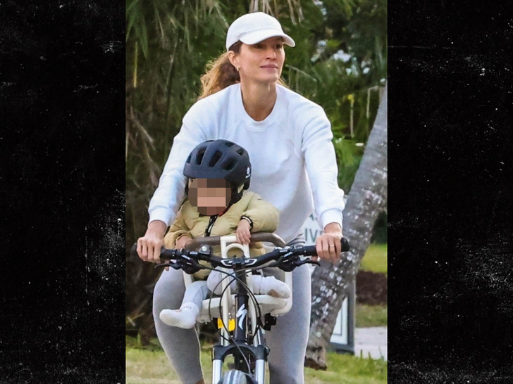 gisele bundchen ring sub backgrid 1