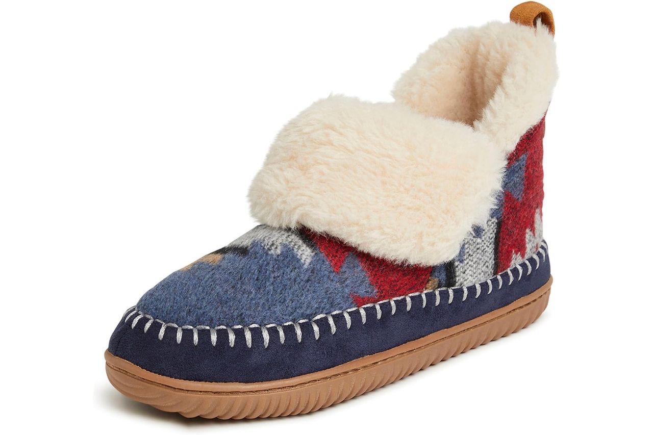 Cozy indoor slipper with a soft lining and patterned outer material Amazon