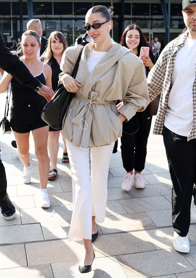 Hailey Bieber looks fashionable as she arrives in Sydney. The American supermodel wore a beige Magda Butrym jacket, white blouse, matching trousers, and black heels. Hailey Bieber TheImageDirect.com