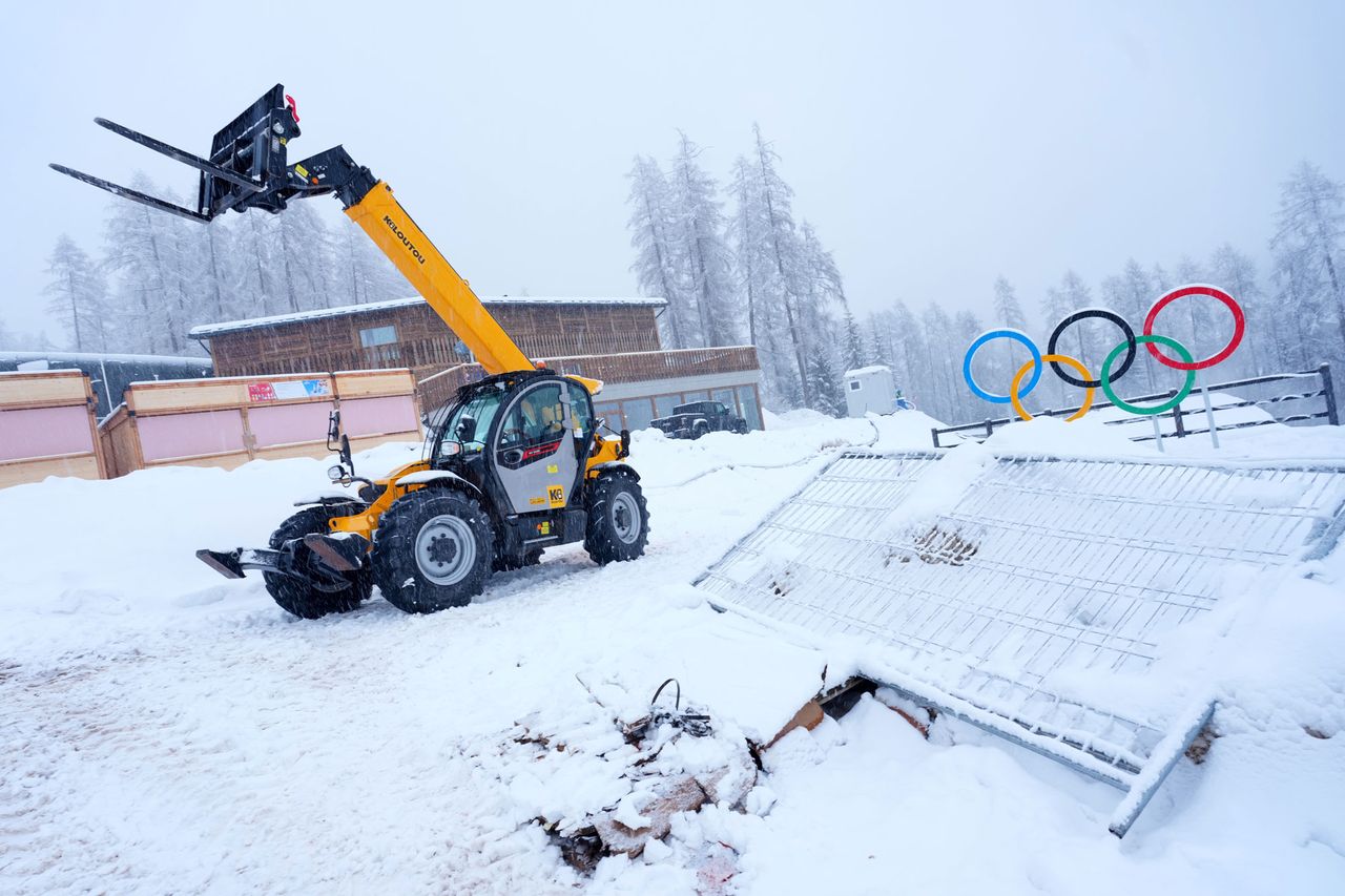 04 February 2026, Italy, Cortina D'ampezzo: Olympia, Olympic Winter Games Milan Cortina 2026 Construction work underway near the Cortina Sliding Center on Feb. 4, 2026 Michael Kappeler/picture alliance via Getty
