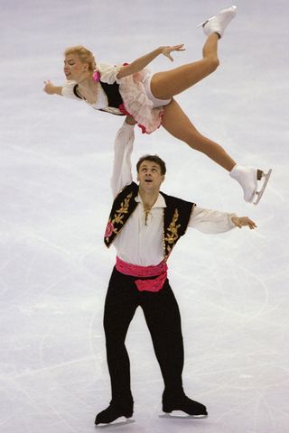 Vadim Naumov and Evgenia Shishkova of Russia during the Thrifty Car Rental Skate America in Detroit, Michigan. Todd Warshaw/Allsport via Getty