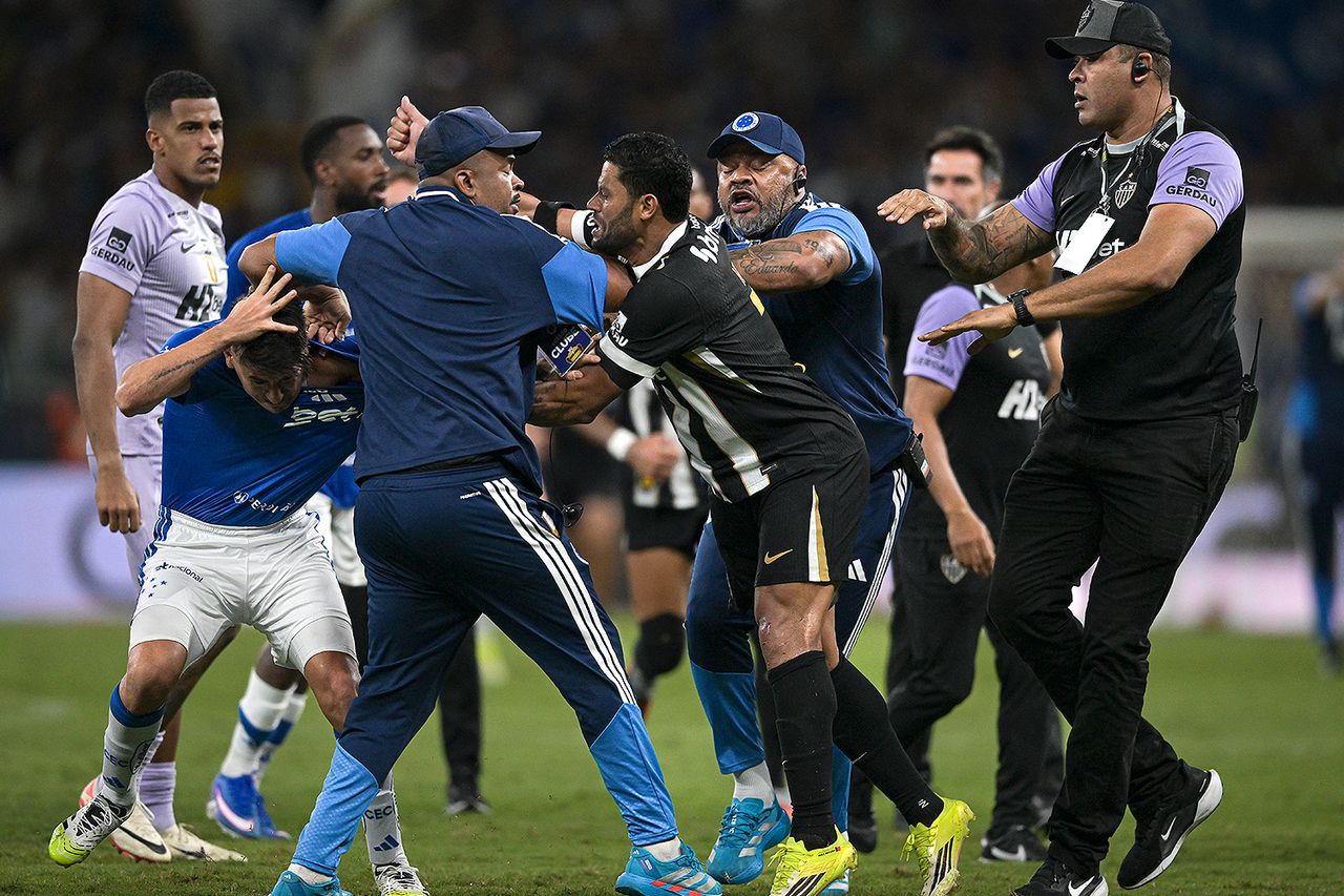 Lucas Villalba (L) of Cruzeiro and teammates fight with Hulk of Atletico Mineiro and teammates on Sunday, March 8, 2026Credit: Pedro Vilela/Getty