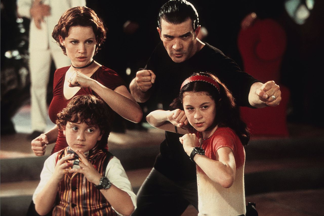 Carla Gugino, Daryl Sabara, Antonio Banderas, Alexa Vega Spy Kids - 2001 Credit: Rico Torres/Dimension/Kobal/Shutterstock