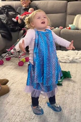 Toddler goes viral singing 'Frozen'Credit: sky.kellisa/TikTok