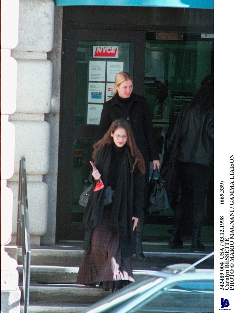 342489 004 USA / 03.12.1998 (669.339) Carolyn Bessette And Sister Lauren (Photo By Mario Magnani/Getty Images)