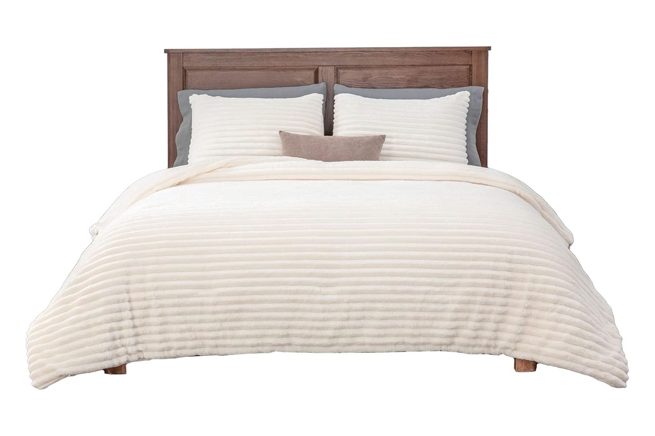 Amazon BEDELITE Fleece Queen Comforter Set Credit: Amazon