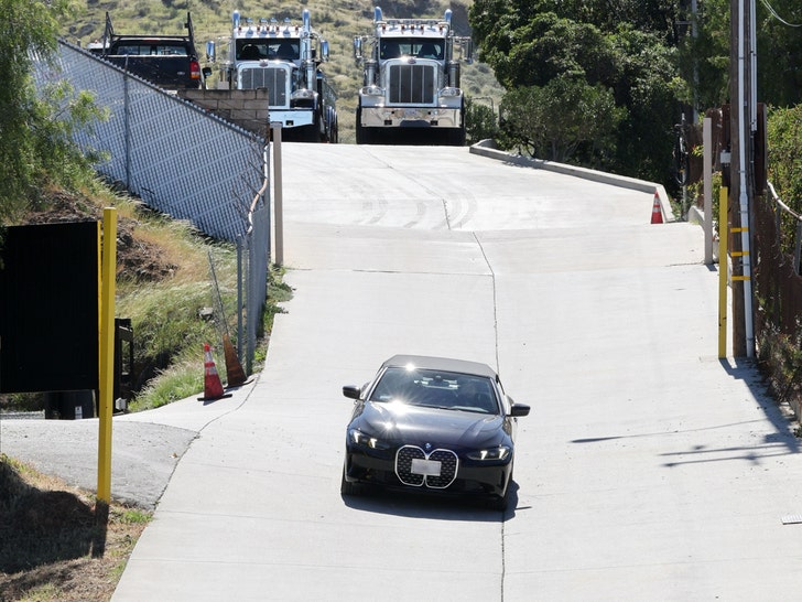Britney Spears car being picked up at tow yard backgrid 2