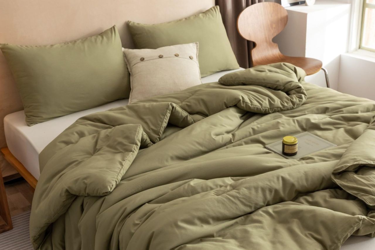 ROSGONIA Queen Comforter Set Olive Green, 3pcs Bedding Sets Queen (1 Boho Olive Comforter & 2 Pillowcases), All Season Lightweight Blanket Quilt Credit: Amazon