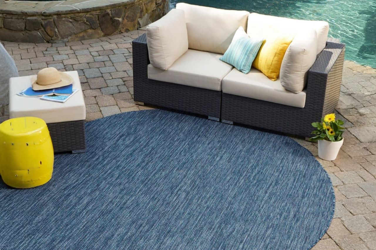 Unique Loom Outdoor Solid Collection Area Rug (6' 1 Credit: Amazon