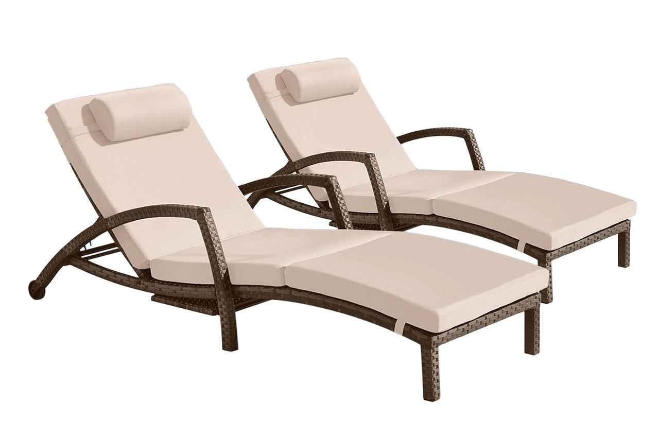 ZZWHOM Chaise Lounge Chairs Outdoor Set Credit: Amazon