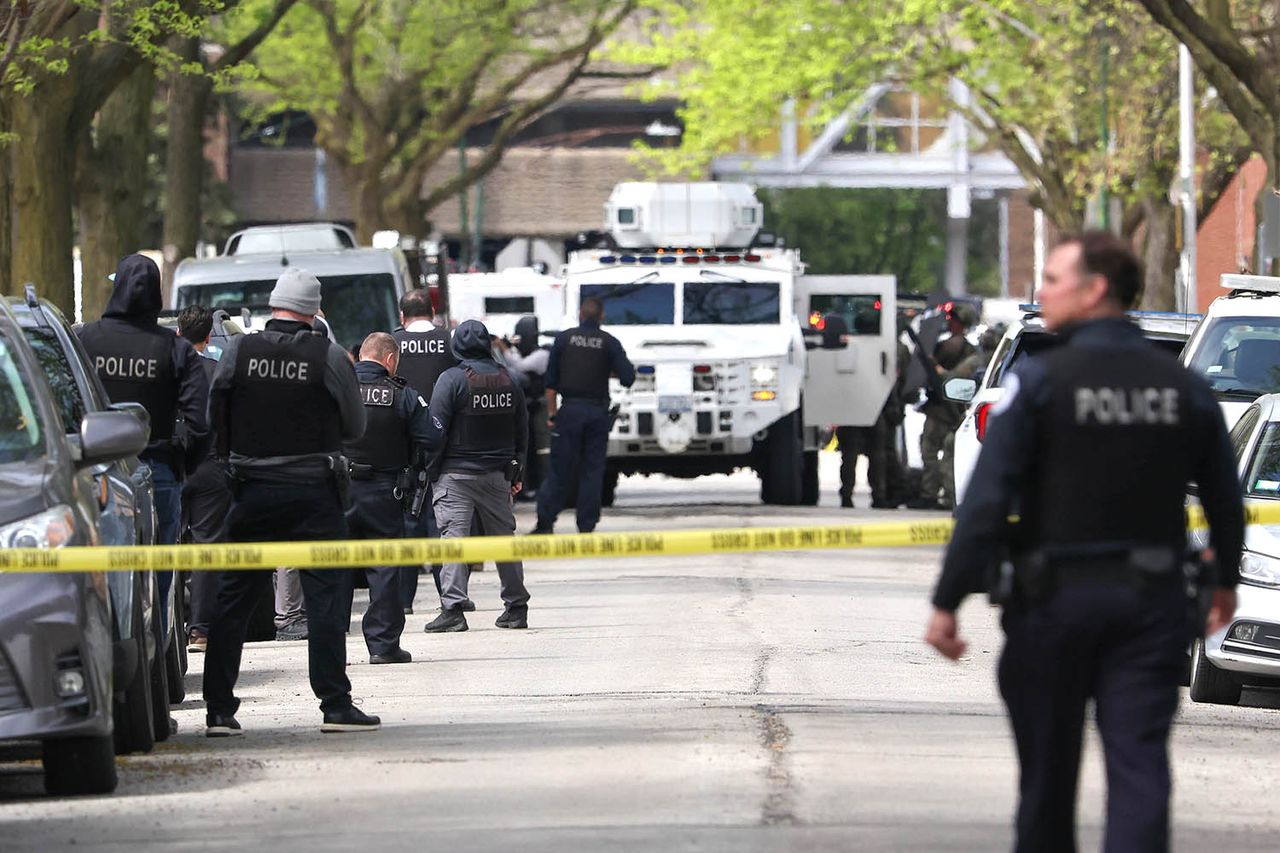 Chicago Police Department officers observe the scene where a shooting suspect was locatedCredit: John J. Kim/Chicago Tribune/Tribune News Service via Getty
