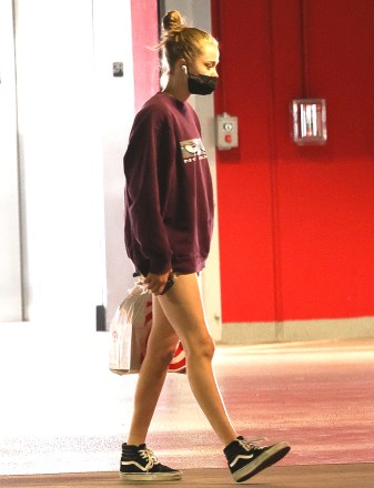 Los Angeles, CA  - *EXCLUSIVE*  - Angelina Jolie and Brad Pitt's daughters Shiloh Jolie-Pitt and her little sister Vivienne go shopping at Target.Pictured: Shiloh Jolie-PittBACKGRID USA 4 AUGUST 2022 USA: +1 310 798 9111 / usasales@backgrid.comUK: +44 208 344 2007 / uksales@backgrid.com*UK Clients - Pictures Containing ChildrenPlease Pixelate Face Prior To Publication*