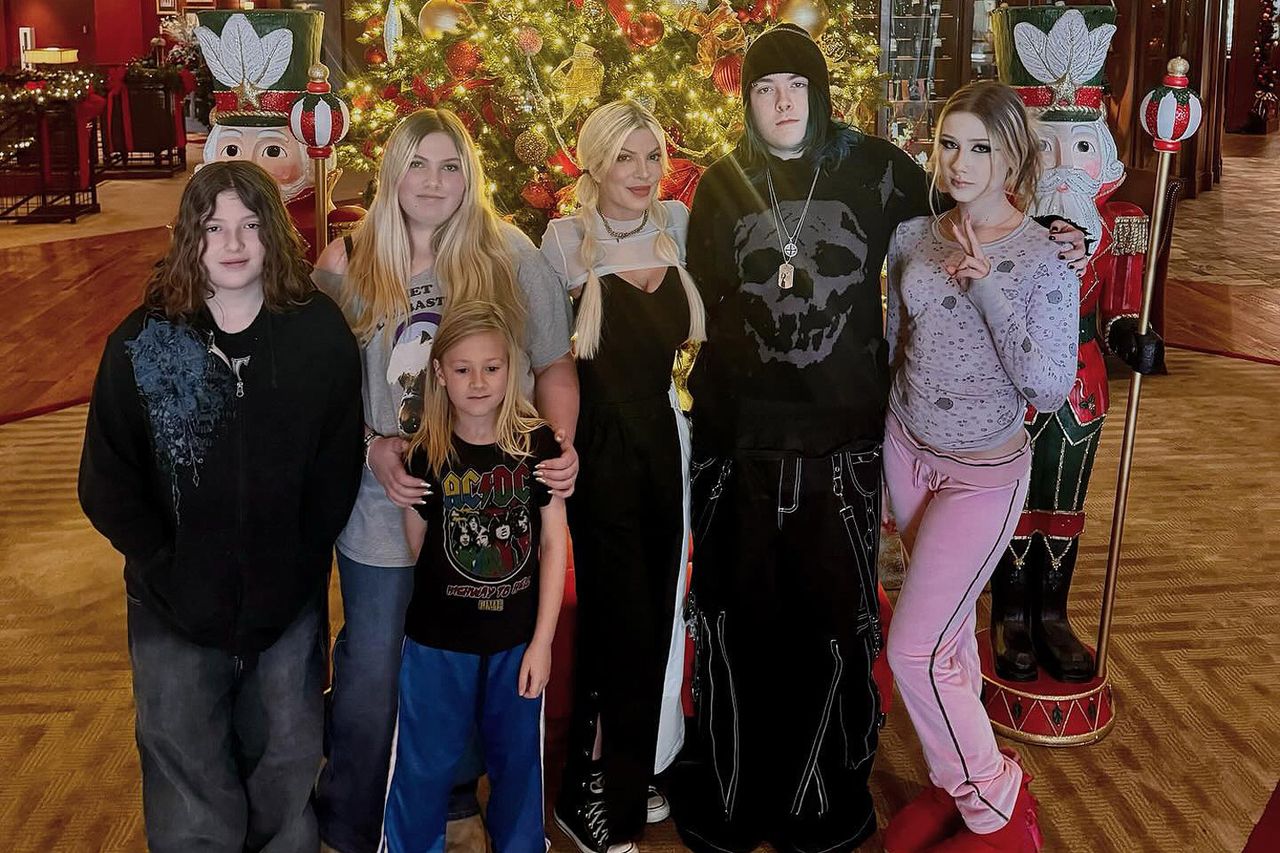 Tori Spelling and her five kids Liam, Stella, Hattie, Finn, and Beau in Jan. 2025.Credit: torispelling/Instagram