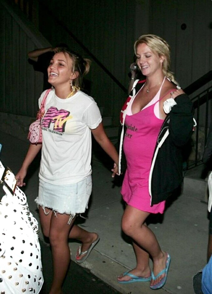 Jamie Lynn & sister, Britney Spears hold hands in Los Angeles