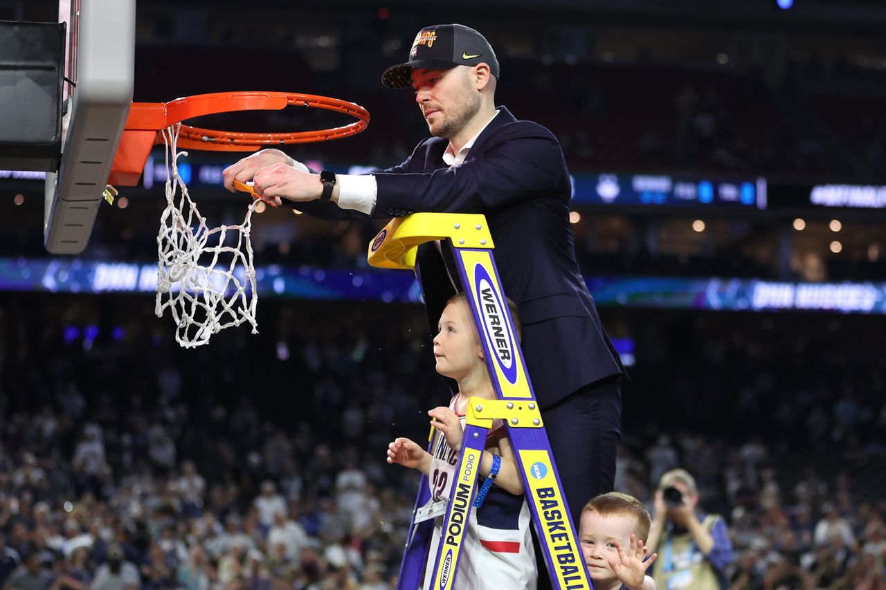 Luke Murray cuts down the net with his sons after the NCAA Men's Basketball Tournament National Championship game on April 03, 2023 in Houston, Texas. Luke Murray cuts down the net with his sons after the NCAA Men's Basketball Tournament National Championship game on April 03, 2023 in Houston, Texas.