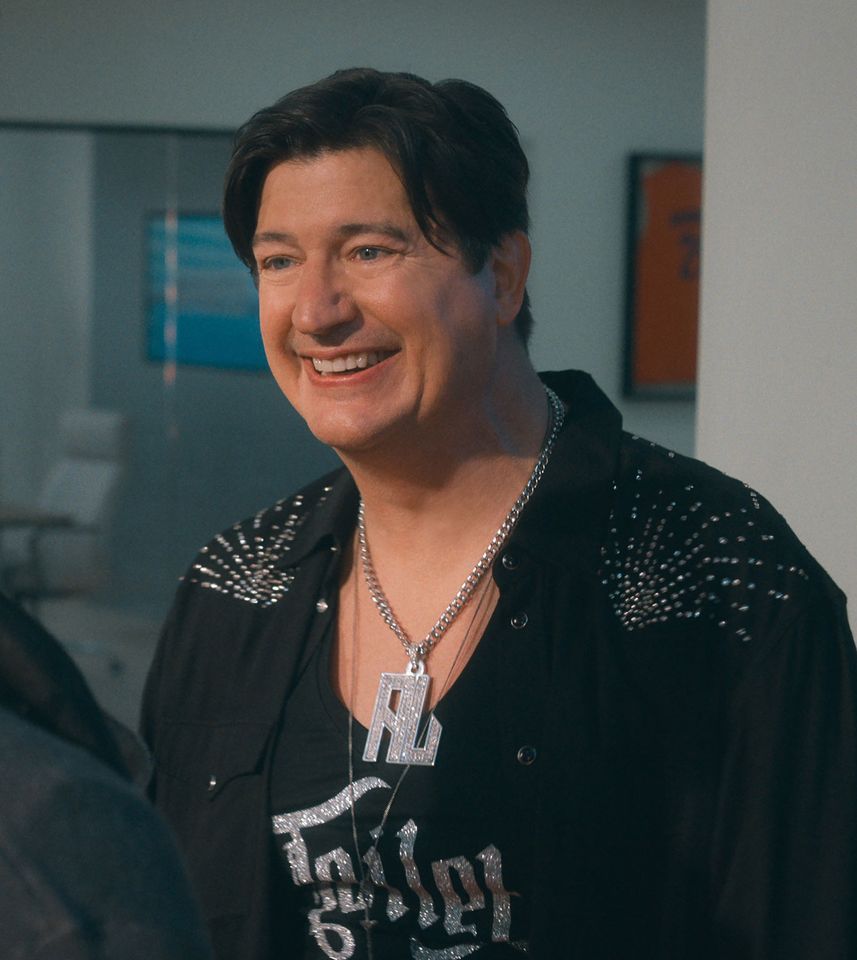 RUNNING POINT SEASON 2. (L to R) Justin Theroux as Cam Gordon and Ken Marino as Al FleischmanCredit: Courtesy of Netflix