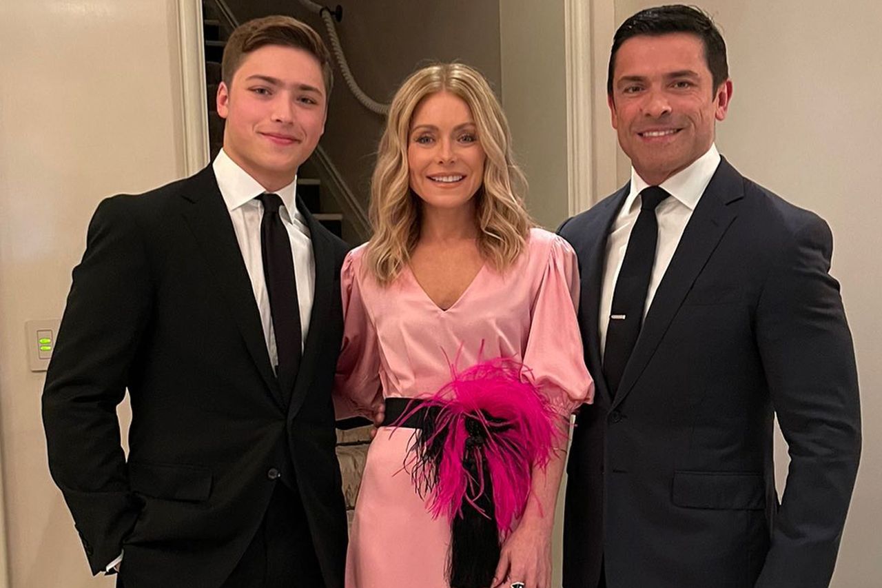 Joaquin Consuelos, Kelly Ripa and Mark ConsuelosCredit: Kelly Ripa/Instagram
