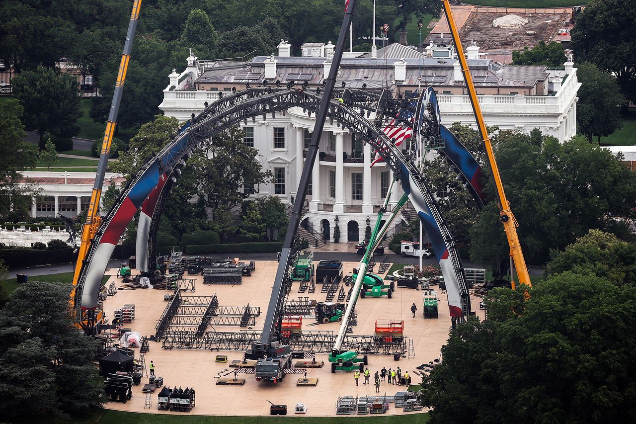 Construction for the upcoming UFC match on the White House's South Lawn on May 26, 2026Credit: Kevin Dietsch/Getty
