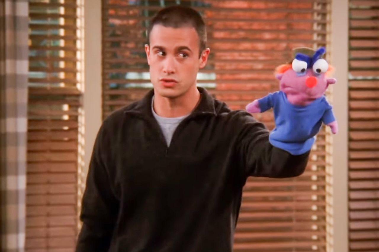 Freddie Prinze Jr. as Sandy on 'Friends'Credit: Warner Bros.