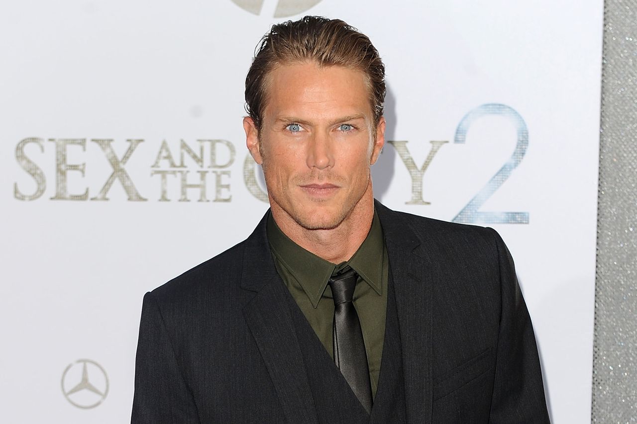Jason Lewis attends the premiere of 