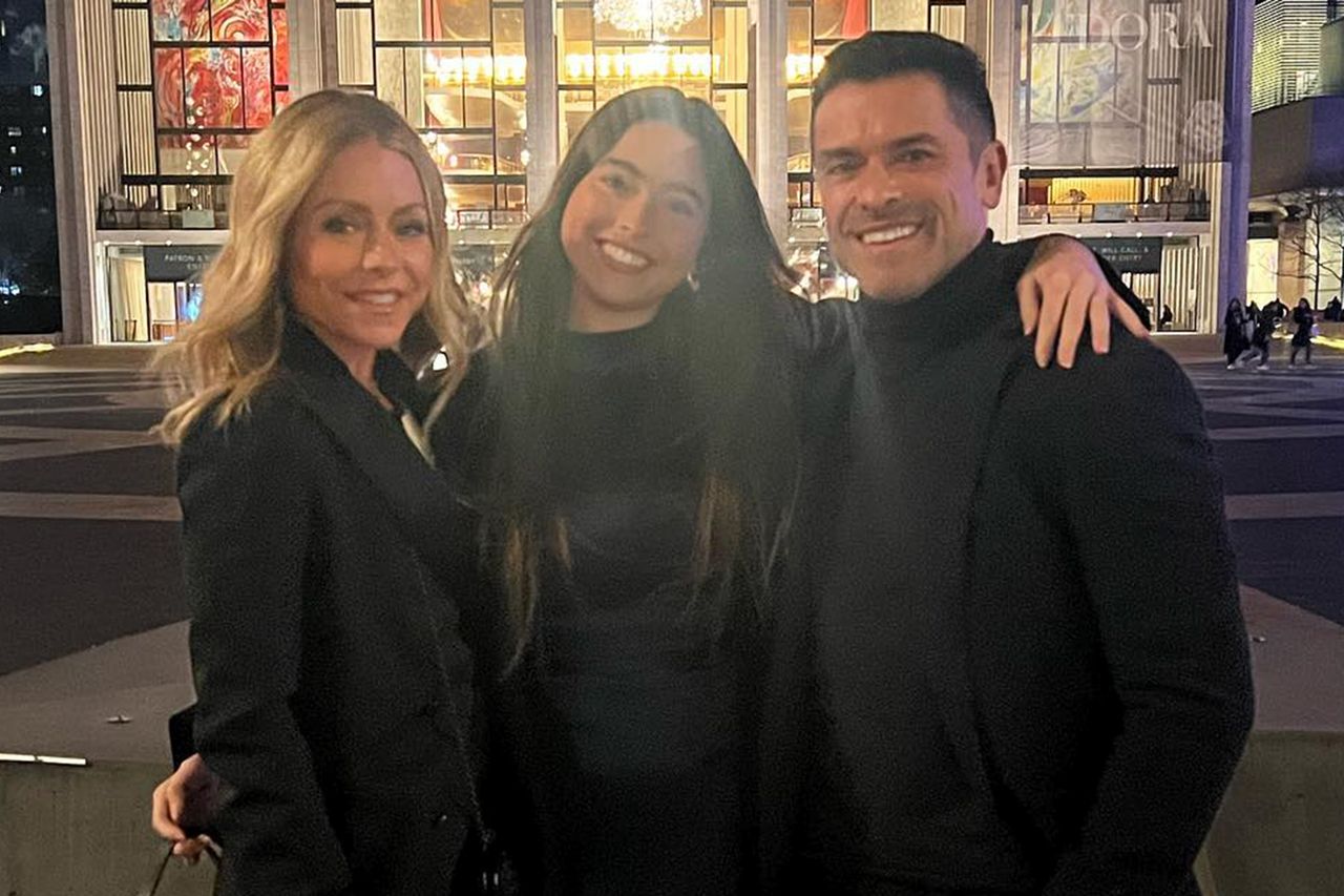 Kelly Ripa and Mark Consuelos with their daughter LolaCredit: Kelly Ripa Instagram