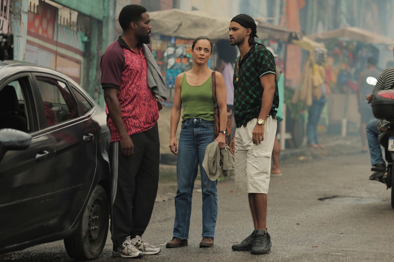 Yahya Abdul-Mateen II as John Creasy, Alice Braga as Valeria Melo, and Bruno Suzano as Beto in Episode 103 of Man on Fire.Credit: Guilherme Leporace/Netflix