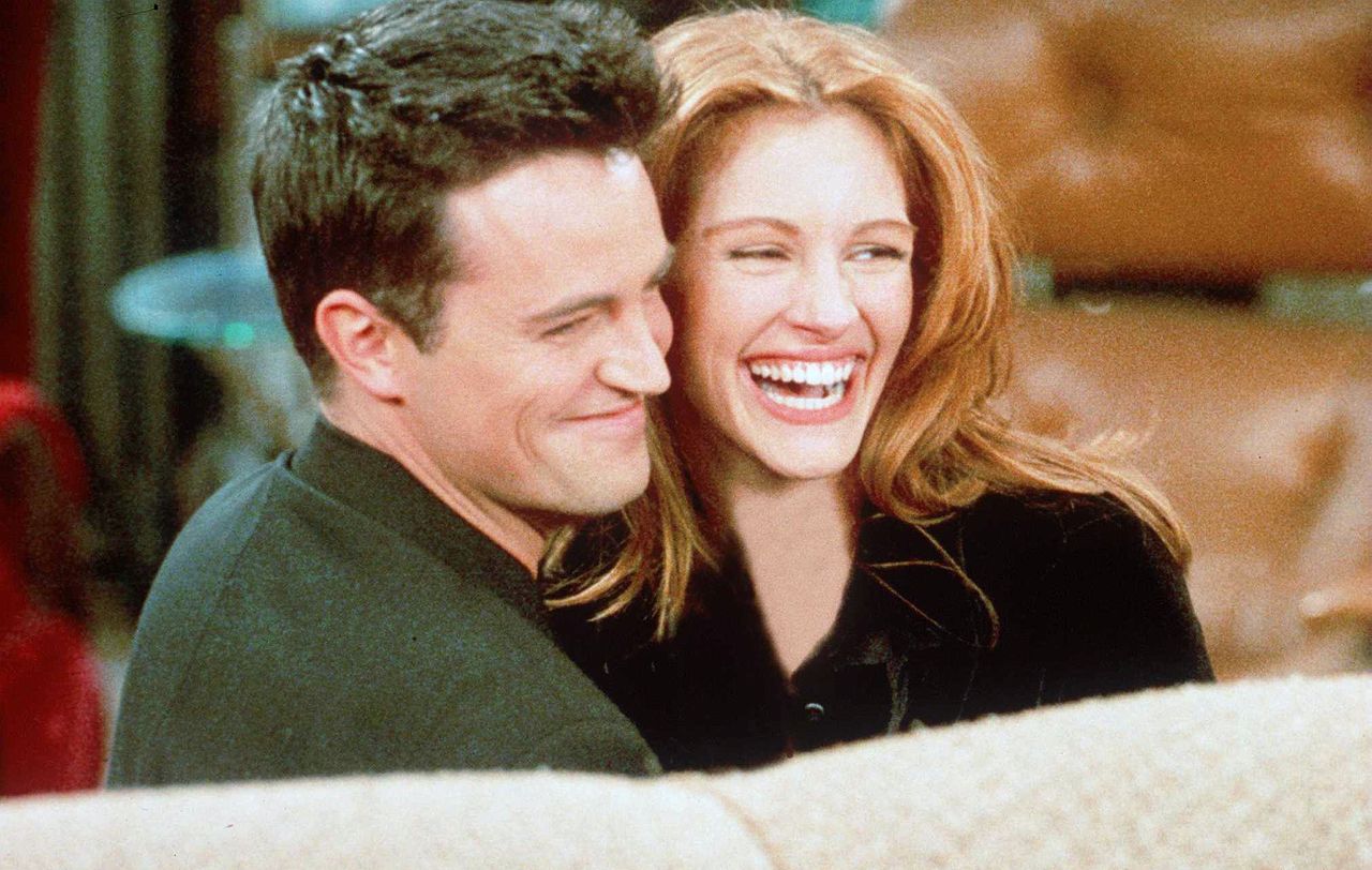 Matthew Perry as Chandler Bing and Julia Roberts as Susie Moss on 'Friends'Credit: Warner Bros. Television