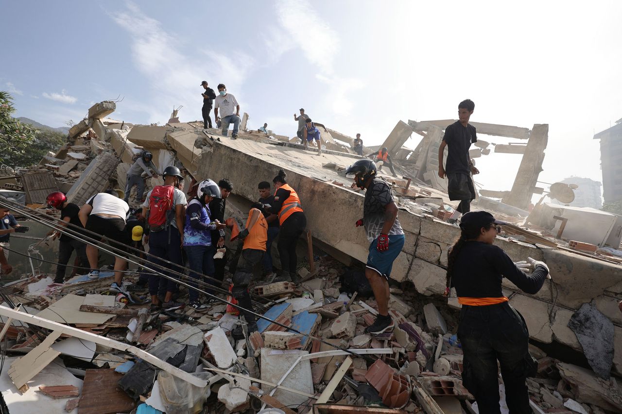 People and rescuers search for survivors in the debris in La Guaira, Venezuela, following the earthquakesCredit: Gorkys Hernandez/Instagram