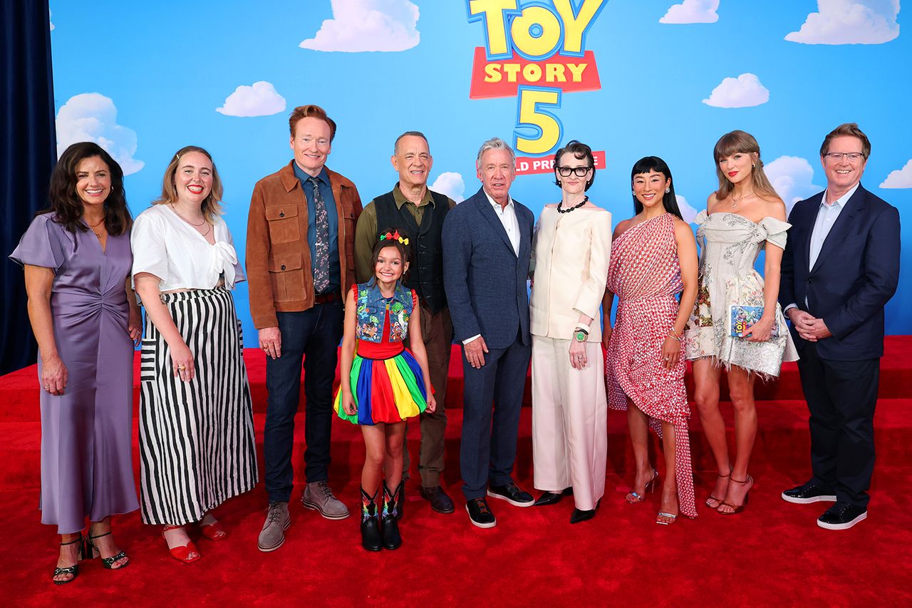 Taylor Swift with the cast of 