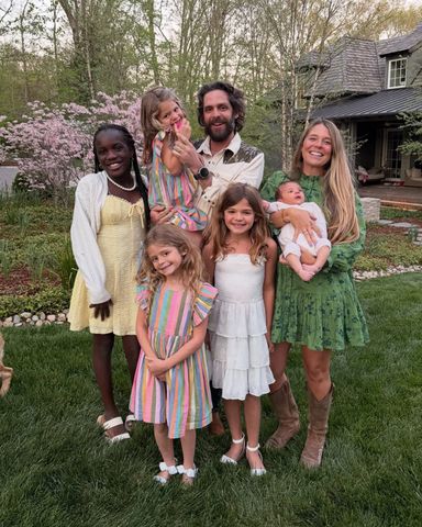 Thomas Rhett with his wife Lauren and kids Willa, Ada, Lennon, Lillie and BraveCredit: Thomas Rhett/Instagram