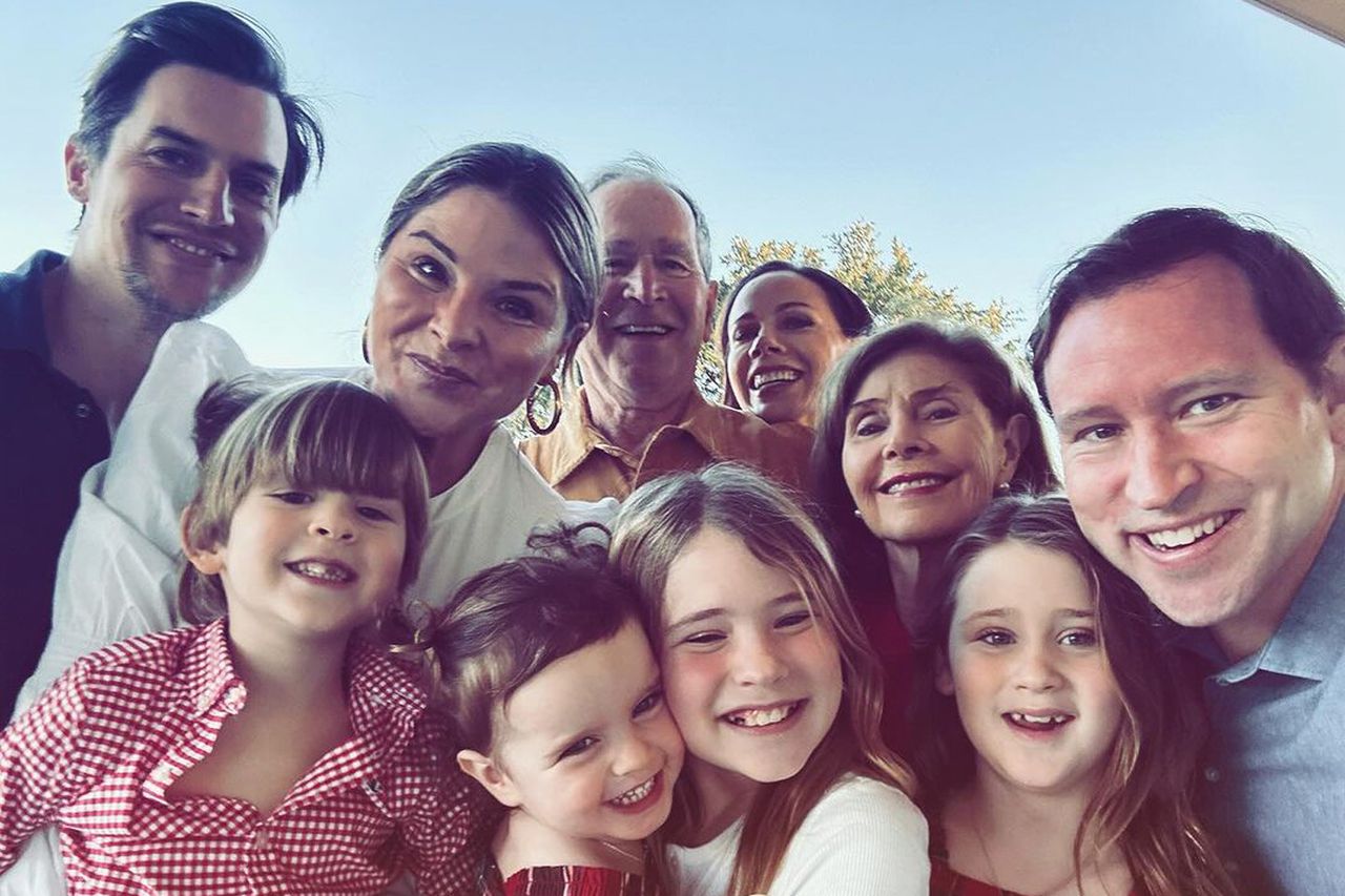 Jenna Bush Hager Shares Bush Family Selfie amid Holiday Celebrations Credit: Jenna Bush Hager/Instagram