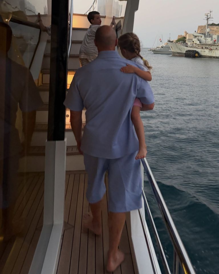 Jason Statham pictured with Isabella and Jack on a yachtCredit: Rosie HW/Instagram