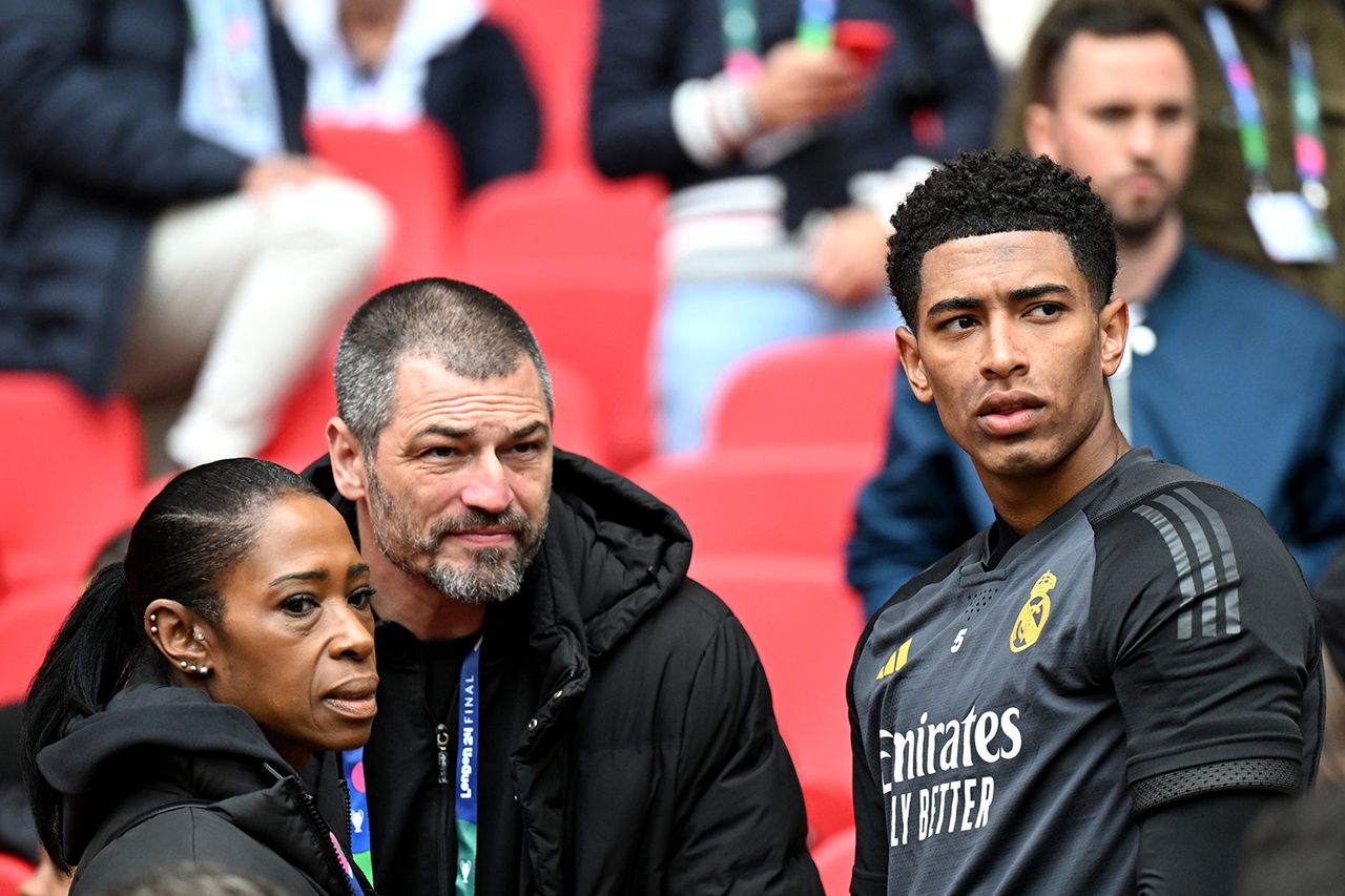 Jude Bellingham of Real Madrid speaks with his Parents Mark Bellingham, his Father, and Denise Bellingham, his Mother, during a Real Madrid CF Training Session ahead of their UEFA Champions League 2023/24 Final match against Borussia Dortmund at Wembley Stadium on May 31, 2024 in London, England.Credit: Michael Regan - UEFA/UEFA via Getty